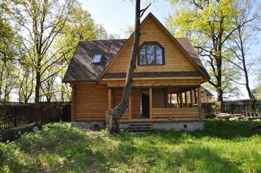 Подмосковье, Серпуховский район, д. Никифорово, дом 2-этажный бревенчатый, 120 кв. м, электричество подведено к дому, 25 соток земли, участок освоен, огорожен деревянным забором. На территории вековые дубы, березы. Дом находится в заповедном, экологически чистом месте, в лесу. В 15 минутах ходьбы р. Ока. Конт...