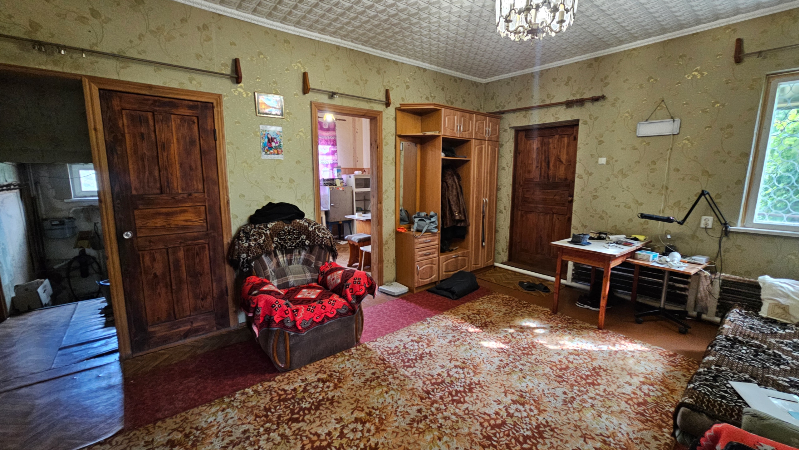 🏡Продаётся дом в Свердловске, ул. Энтузиастов, р-н Лесхоза🌲🌳 Добротный дом, 2002 года постройки, построен из шлакоблока, обложен кирпичом, ни единой трещины. Перекрытия железобетонные, толстые стены, высота потолков 2.8 метра. 🛠 Есть газ , котёл. Скважина, воды много + городская вода. 🚗Два гаража: один совмещ...