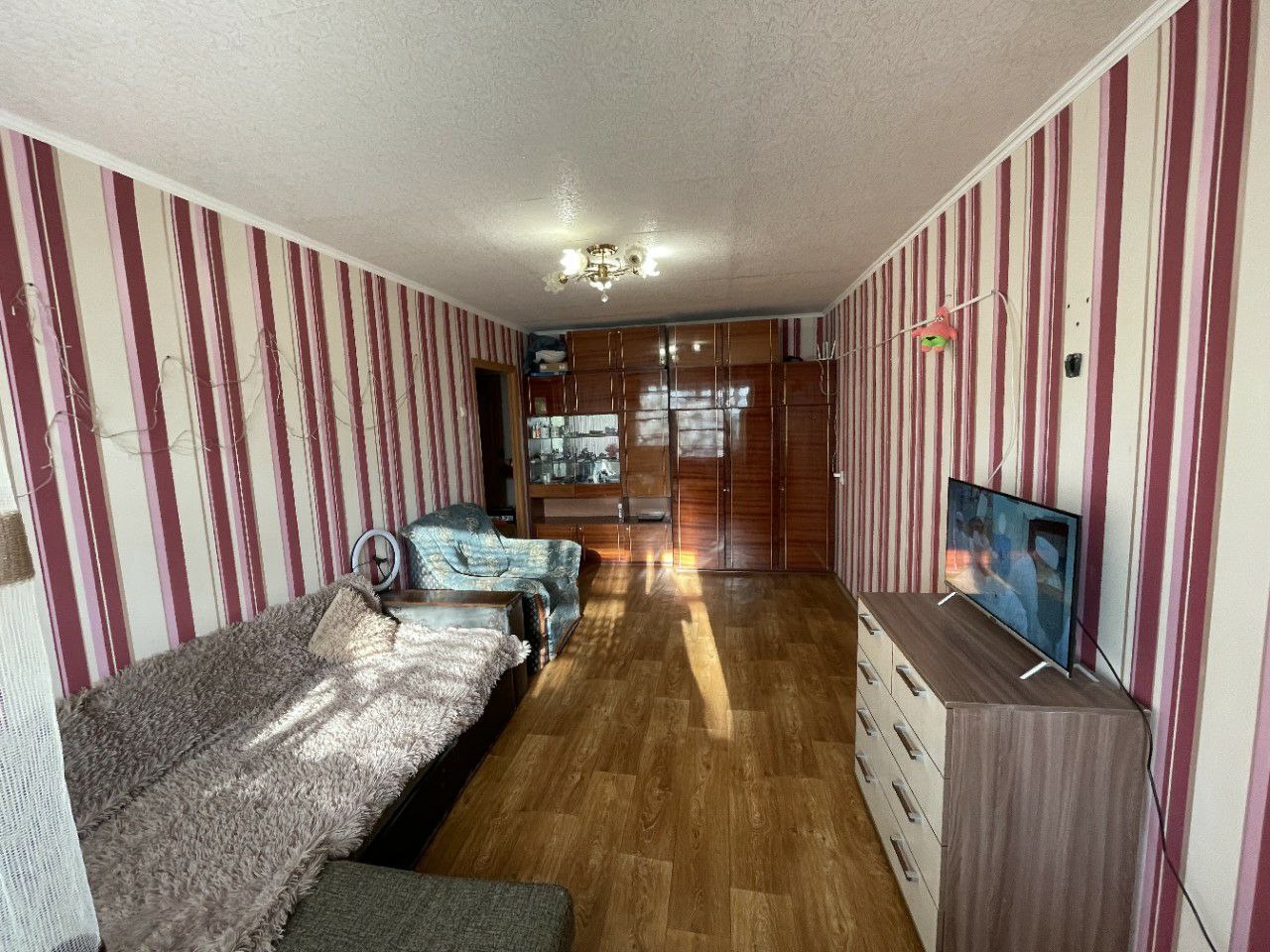 Продам 1-ком.кв. Луганск, ул. Геологическая 3/5 этаж. 32кв.м. Кирпичный дом. Не угловая. Совместный санузел, бойлер. Стояки, канализация, отопление - пластик. Есть кладовая.Новые радиаторы. Балкон застеклён. Окна м/п. Мебель частично, по договорённости. Рядом магазины, супермаркеты, аптека, школа, автобусная ...