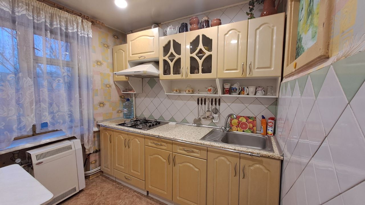 ❗️❗️❗️ ❗️Продажа ❗️ 2 комнатная, 44,4м², 3/5эт., кв.Ватутина, Жовтневый р-н, г.Луганск Автономное отопление ❗️ ✔️ Квартира в жилом состоянии. Теплая, уютная. Зал проходной, спальня изолированная. С/у совмещен. Есть кладовая. Окна м/п (кроме кухни), балкон застеклен. Отличное месторасположение. В пешей доступн...