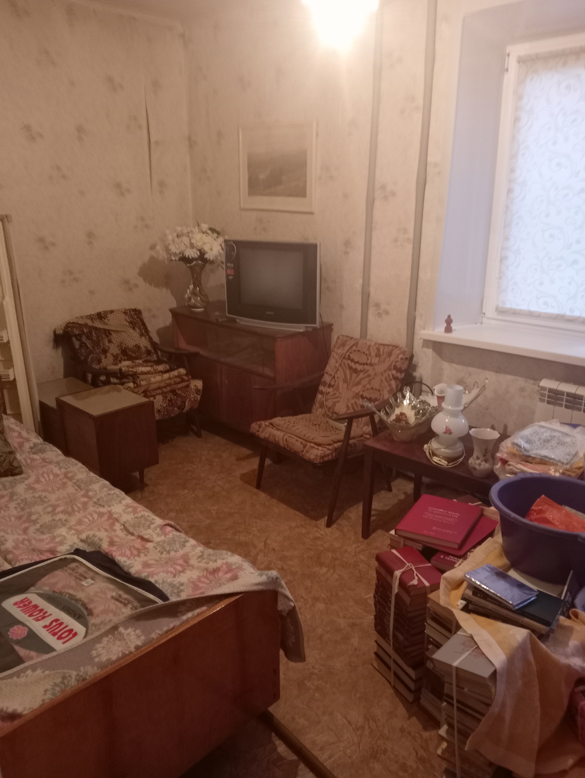 Продам 3кк,на кв.Комарова, Жовтневый район,за кинотеатром Мир, площадь 55кв.м,окна МП, кондиционер,с автономным отоплением,новые радиаторы ,санузел раздельный,3 этаж/5,жилое состояние, балкон,рядом школа и детский сад, кинотеатр Мир, магазин, удобная транспортная развязка! Документы РФ.прописанных нет Цена 4....