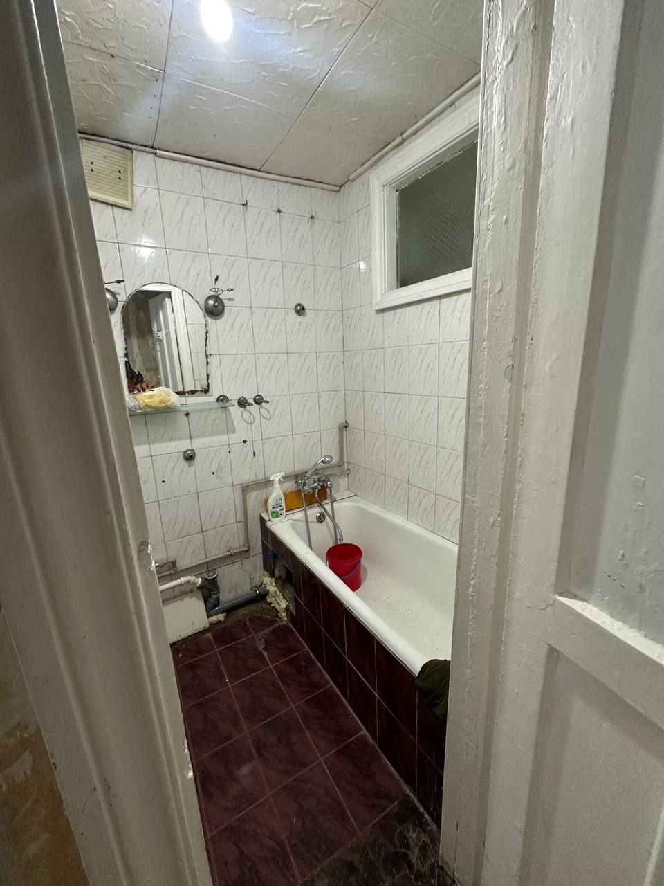 Продам 3-х комнатную квартиру на кв. Луганский 1/5 эт. общ. 57 кв. м. ( рядом со спортинтернатом). Квартира не угловая, комнаты раздельные ,окна деревянные, решётки, колонка, вода постоянно, разводка пластиковая. Рядом школа, садик, транспорт, магазины. . ✅ Цена 5 300 000₽. ☎ +79592952103 Николай. ...