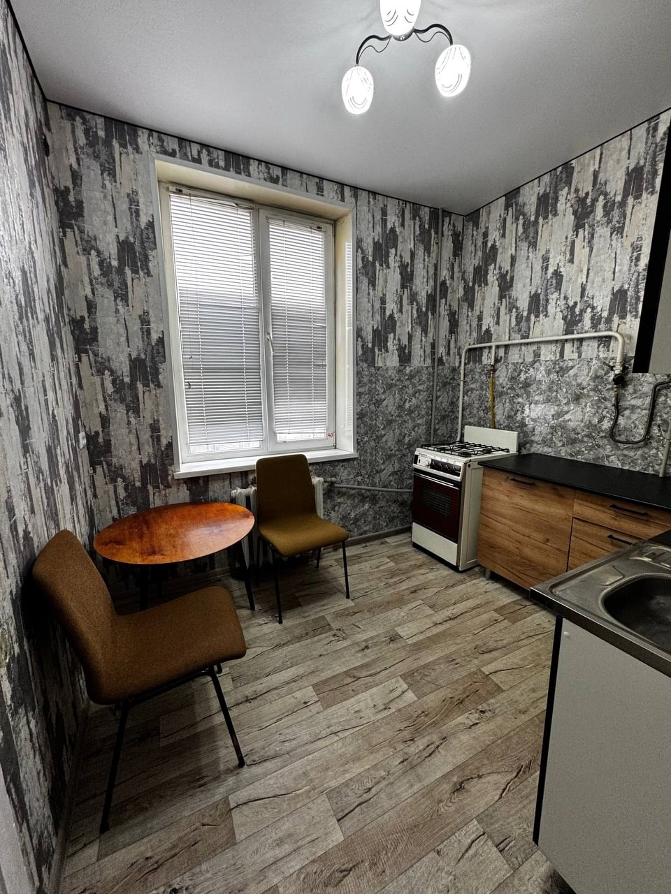 🏠 ПРОДАЕТСЯ 2-КОМНАТНАЯ КВАРТИРА В АЛЧЕВСКЕ Сталинский проект с свежим ремонтом и отличной планировкой! 📍 Расположение ул. Горького, дом магазина "Киевский" ✅ Площадь Ленина, супермаркет "Киевский", детский сад, школа, остановка – всё в шаговой доступности. 🔍 О квартире Общая площадь: 54 к...