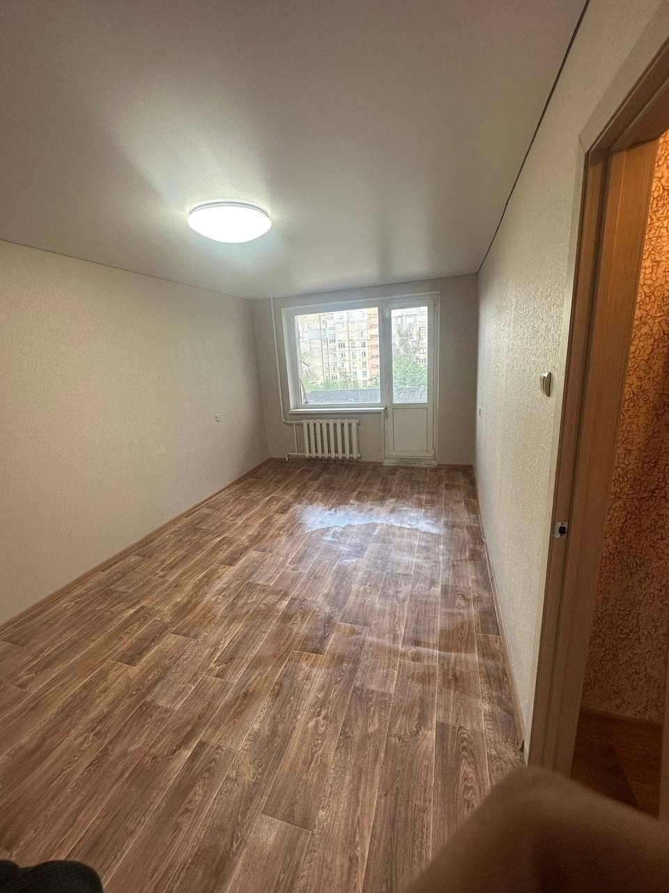 Алчевск Продается 1-комнатная квартира 📍 ул. Ленина, р-н магазина "Талисман", 5/9 эт. Общая площадь: 32,8 м² Просторная кухня: 7,6 м² Выполнен капитальный ремонт МП окна Санузел с кафельной отделкой Балкон есть (не застеклен) Лифт не работает 💰 ЦЕНА: 1 600 000 руб. + переоформление Телефон для связи...