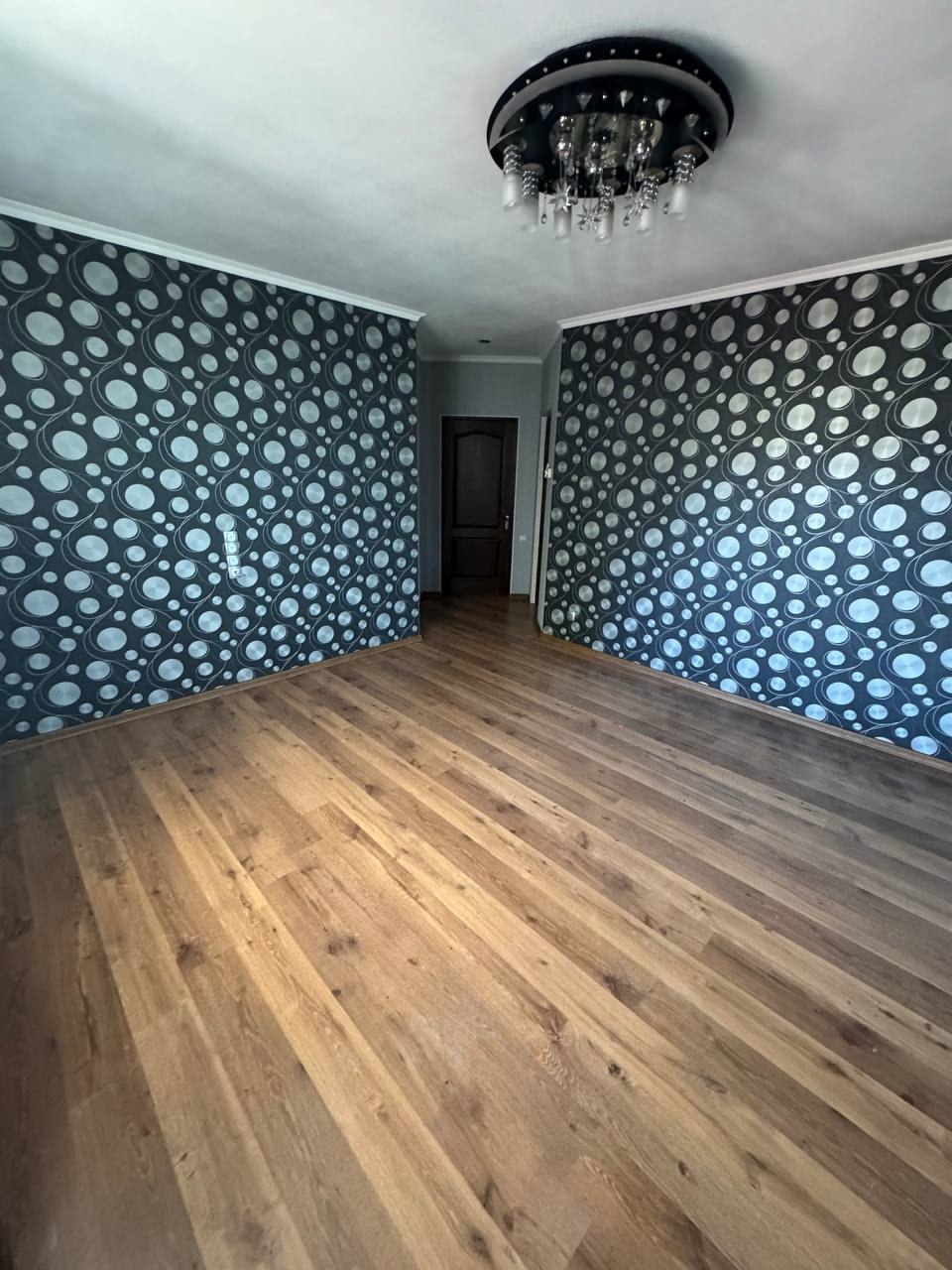 Продам дом в Станице Луганской (с. Макарово) площадью 90 кв.м., дом новой постройки с качественным ремонтом, м/п окна, с/у, сплит система, 4 жилые комнаты, крыша метал. черепица, снаружи утеплен. Земельный участок 10 соток (приват), на территории участка расположены: навес, хоз. постройки, скважина. Очень удо...