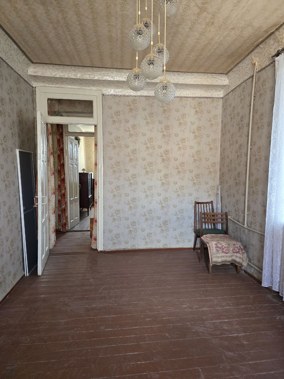 Продается 2х комнатная квартира в Алчевске, на ул. Кирова. Р-он ДК Химиков.Сталинка. 4/4 этаж. 54 кв.м.Окна м/п. 2 кладовки. Ниша для гардеробной. 2 000 000.Торг. +79591419736 +79595072709